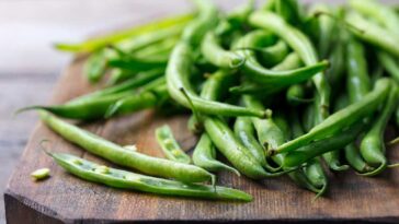 Fresh greenbeans on a wooden cutting board